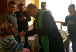 Mamita Julia en compañia de sus hijos, recibiendo la bendición.