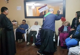 Nuestros abuelitos recibiendo la bendición.